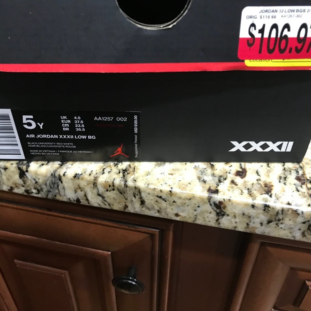 **Air Jordan XXXII Low BG - Youth Size 5** - Picture 6 of 6